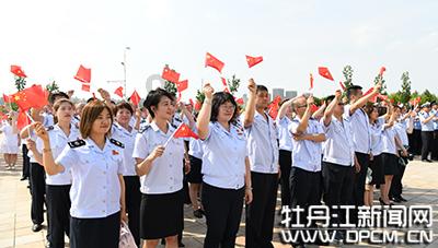baby下班图曝光！穿露脐短T露出小蛮腰，头发披散少女感十足